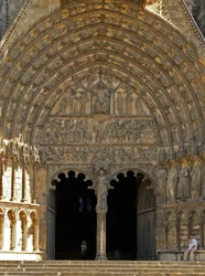 Porta centrale sulla facciata ovest