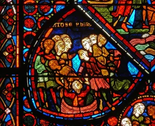 Dettaglio di una vetrata raffigurante scene della storia di Giuseppe