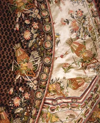 Dettaglio di un Magnifico Abito di Velluto Marrone Tagliato, comprendente cappotto, pantaloni e vita di raso avorio ricamato in suite, c.1760