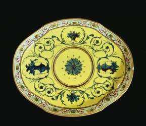 Piatto con sfondo giallo, Officina di Sèvres