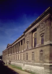 Facciata est, ingresso principale e colonnato progettati da Claude Perrault e altri, iniziati nel 1678, completati da Jacques Germain Soufflot nel 1774