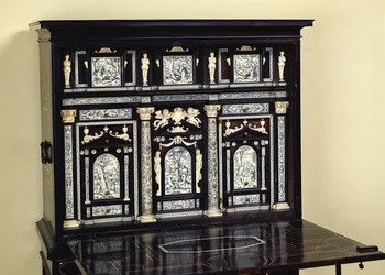 Armadio in ebano decorato con scene della Genesi