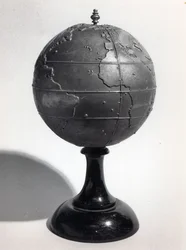 Globo educativo per non vedenti (bronzo) (foto in b/n)