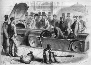 Inghilterra 1865: Ferrovia aerea di Londra. Il Duca di Buckingham e diversi membri della compagnia iniziarono il viaggio pneumatico. Incisione del 1865