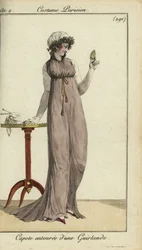 Donna alla moda che guarda un medaglione