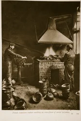 Fabbricanti di munizioni francesi che lavorano su pezzi di naso di siluri aerei, 1914-19