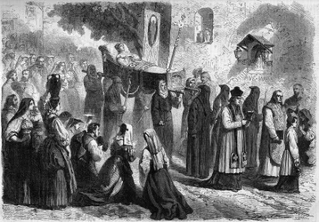 Corteo funebre nelle strade di Sparanisi durante il funerale di una giovane ragazza