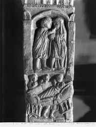 Stele funeraria che raffigura un medico che opera sull