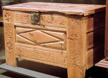 Mobili: cassapanca contadina intagliata usata per conservare la biancheria. 1722. Musee National des Arts et Traditions Populaire, Parigi