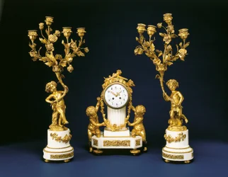 Garniture venduta da Black, Starr e Frost comprendente un orologio da camino e una coppia di candelabri a quattro luci, c.1875-1900