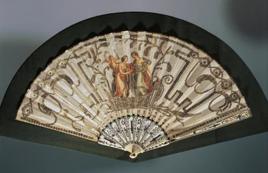 Ventaglio con Venere e Giunone, foglia di seta con ricami e paillettes, bastone di guardia traforato damascato in argento