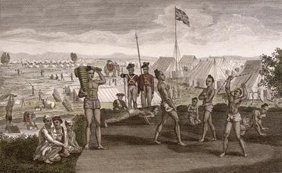 Guerrieri indiani che si esercitano con vista sul campo dei residenti inglesi, c.1810