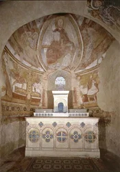 Vista interna del coro con Cristo in Maestà, la Crocifissione di Pietro e altre scene (affresco)