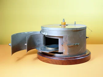 Camera di ionizzazione ideata da Marie Curie (1867-1934) c.1897