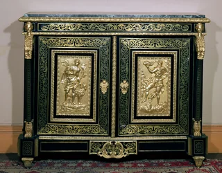 Armadio in stile Luigi XIV, porte decorate con lavori di boulle e rilievi in bronzo dorato