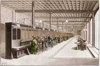 Panoramica del grande ufficio telefonico (Central telephonic- standard telephonic) in rue Gutenberg a Parigi, organizzato per servire 6000 abbonati. Incisione del 1895