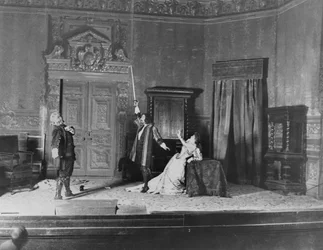 Rappresentazione di Ruy Blas (1838) di Victor Hugo, con Paul Mounet nel ruolo di Don Salluste, Mounet-Sully nel ruolo di Ruy Blas, e Marthe Brandes