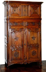 Armadio della Piccardia con decorazione massonica, ca. 1740