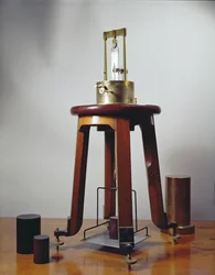 Apparecchio al quarzo piezoelettrico, progettato da Pierre (1859-1906) e Jacques Curie, 1897