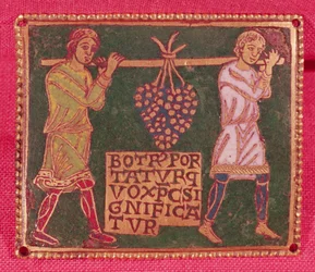 Placca da una croce raffigurante due uomini che trasportano l