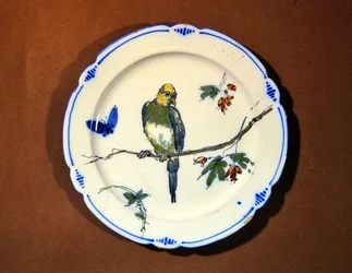 Piatto decorato con uccello, farfalla e fiore, manifattura di Bourg-la-Reine