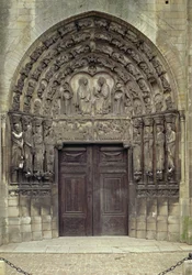 Portale e sculture circostanti con figure e scene bibliche tra cui la sepoltura