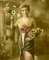 Ritratto di una donna con un mazzo di fiori c.1898