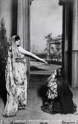 Cartolina raffigurante Sarah Bernhardt (1844-1923) in Phedre di Jean Racine (1639-99) fine XIX secolo