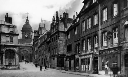 Cartolina raffigurante la fontana di Saint-Quentin e la casa natale di Victor Hugo, c.1910
