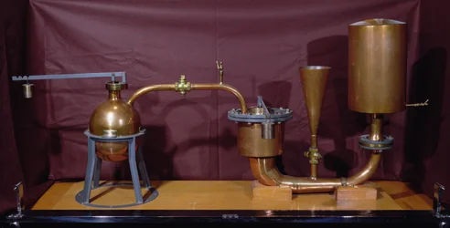 Ricostruzione di una macchina a pressione di vapore inventata da Denis Papin (1647-1712) (rame)