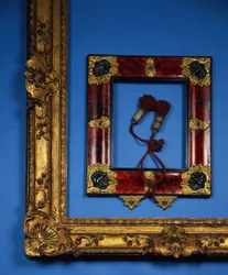 Cornice a profilo inverso in stile Regency con montature in argento dorato e argentato agli angoli e ai centri con le nappe originali