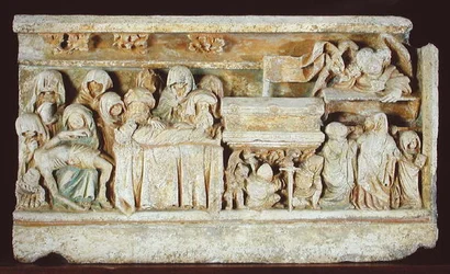 Rilievo che raffigura scene della Passione di Cristo: Pietà, la sepoltura e le donne sante al sepolcro