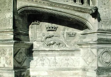 Rilievo dal Grand Escalier che raffigura lo stemma di Francesco I con una salamandra