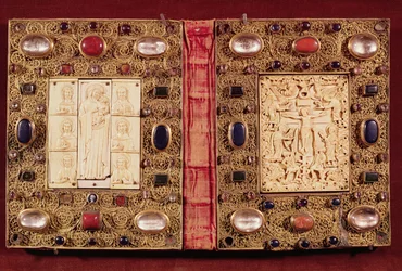 Placca reliquiario raffigurante la Vergine e il Bambino con Santi e la Crocifissione (oro, avorio e pietre preziose)