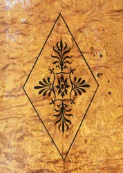 Tavolo da gioco in stile Restaurazione (Carlo X) in frassino con intarsi in amaranto, Francia