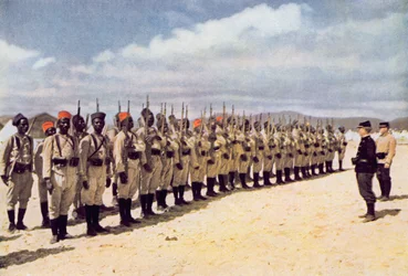 Fanteria senegalese sulla spiaggia di Frejus (dopo una fotografia colorata), 1915