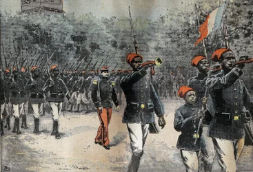 Tirailleurs senegalesi di ritorno dalla missione di esplorazione africana del comandante Jean-Baptiste Marchand, comandati dal capitano Mangin, preparandosi per la revisione del 14 luglio