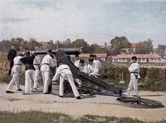 Sparare un cannone da 95 da un punto di osservazione per sedie e piazza - in "Album militare" - artiglieria a piedi