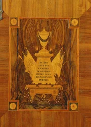 Credenza con design a intarsio di emblemi e motti della Rivoluzione Francese