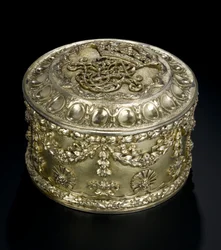 Scatola circolare in argento dorato con coperchio dal servizio da toeletta Lennoxlove, di proprietà di Frances Teresa Stewart, Duchessa di Richmond e Lennox: Francese, Parigi, saggiata tra aprile e settembre 1672