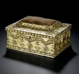 Scrigno rettangolare in argento dorato con coperchio incernierato con cuscino per spilli, dal servizio da toeletta Lennoxlove, di proprietà di Frances Teresa Stewart, Duchessa di Richmond e Lennox: Francese, Parigi, 1664 - 1665 o 1668 - 1669