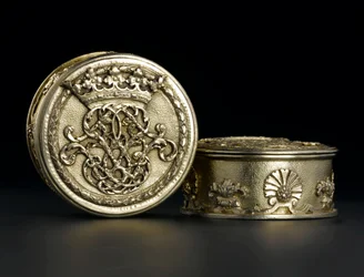 Piccola scatola circolare in argento dorato con coperchio dal servizio da toeletta Lennoxlove, di proprietà di Frances Teresa Stewart, Duchessa di Richmond e Lennox: Francese, Parigi, saggiata tra settembre 1672 e ottobre 1674