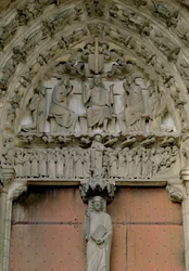 Timpano del portale sud raffigurante Cristo in trono con una figura di Beau Christ sul trumeau sottostante, XII secolo