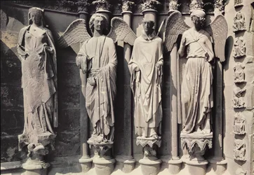 San Nicasio con angeli, figure del portale ovest