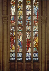 Vetrata di angeli con corone, Vescovo Bernard d