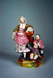 Statuetta di una giovane donna con i suoi due figli (faience)