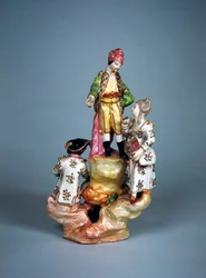 Statuetta di quattro persone raggruppate su una roccia (faience)