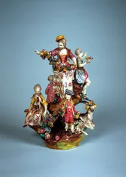 Statuetta di donne e bambini raggruppati su una roccia (faience)