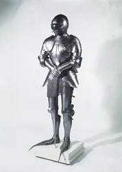 Armatura con calzature a punta, circa 1480