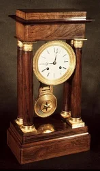 Orologio da tavolo, pilastri e trabeazione in legno lucidato, francese, periodo del Primo Impero, inizio XIX secolo